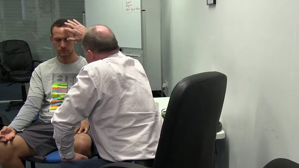 Rick Collingwood demonstrating the hand to face induction with a seated student